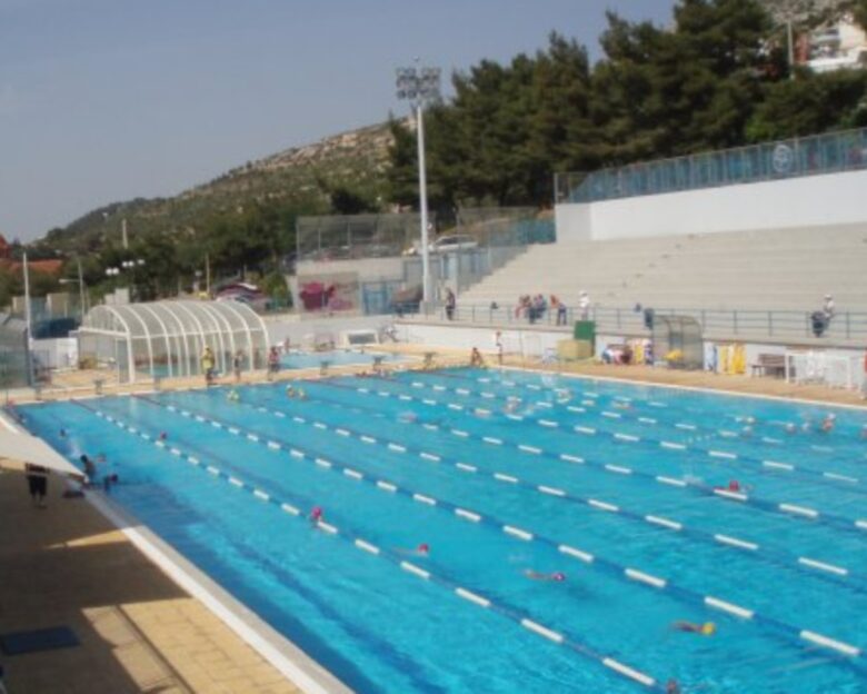 Ηλιούπολη: Γονείς καταγγέλλουν σύλλογο κολύμβησης ότι αρνείται να αποδεσμεύσει τα δελτία ανήλικων αθλητών