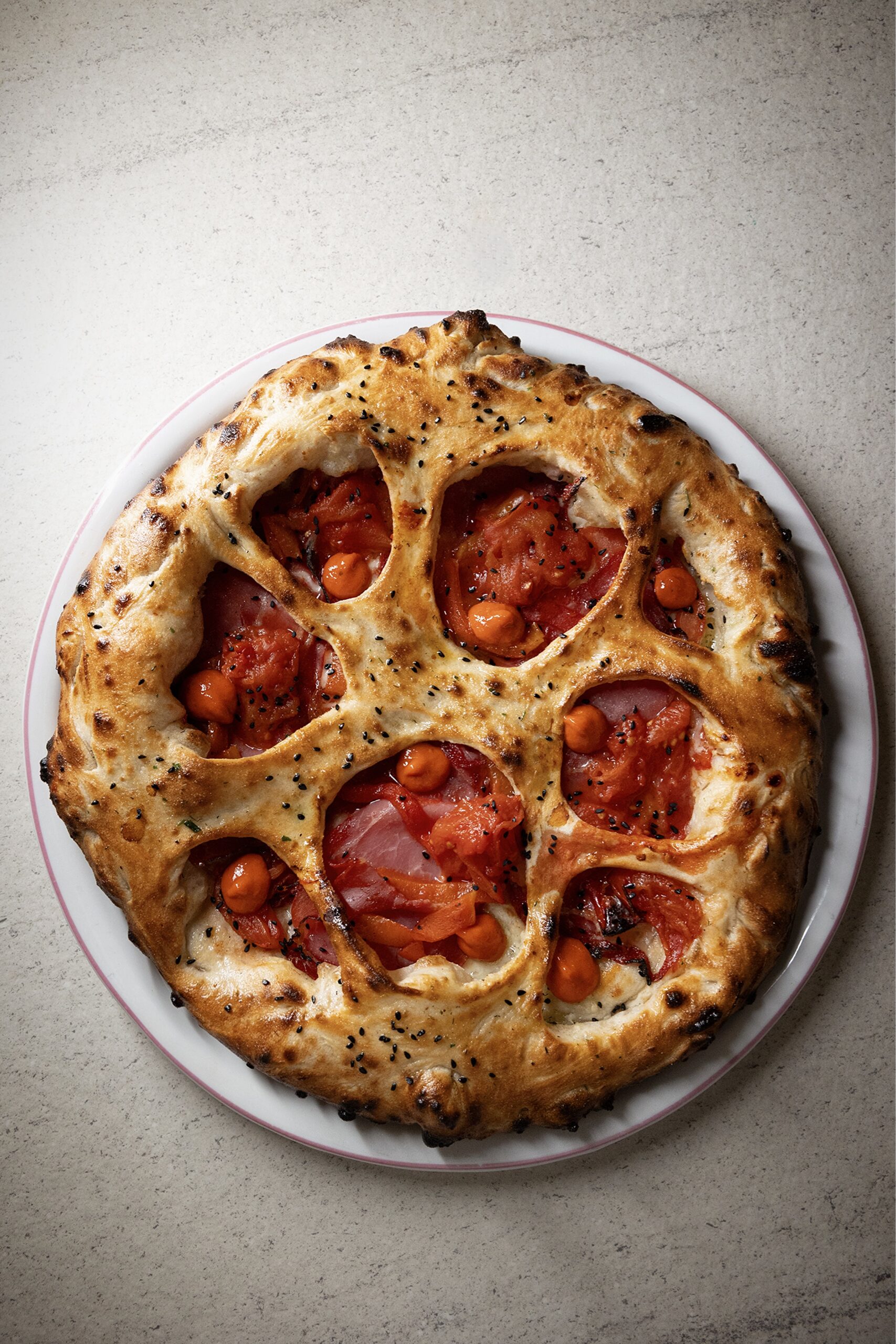 Η πίτσα Kesarias με κασέρι, πιπεριά Φλωρίνης και μοσχαρίσιο παστουρμά.