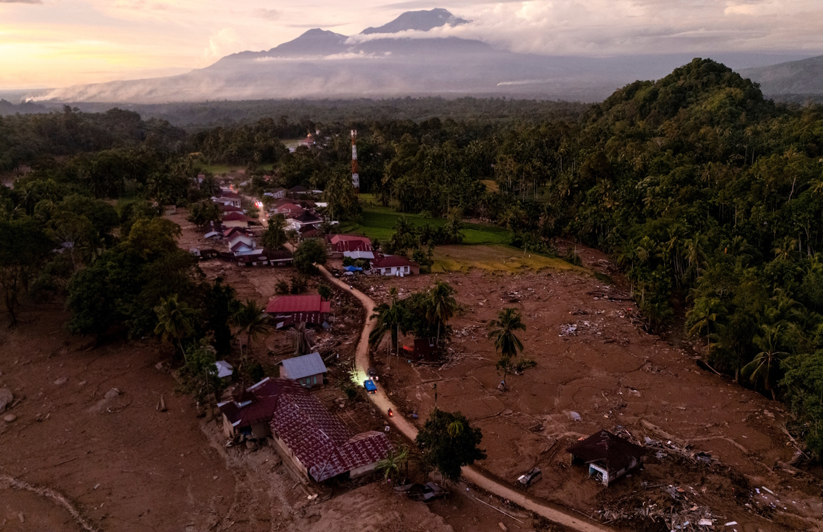 Αεροφωτογραφία μιας περιοχής που επλήγη από θανατηφόρες πλημμύρες μετά από έντονες βροχοπτώσεις στο Παλεμπάγιαν, επαρχία Αγκάμ, δυτική Σουμάτρα, Ινδονησία