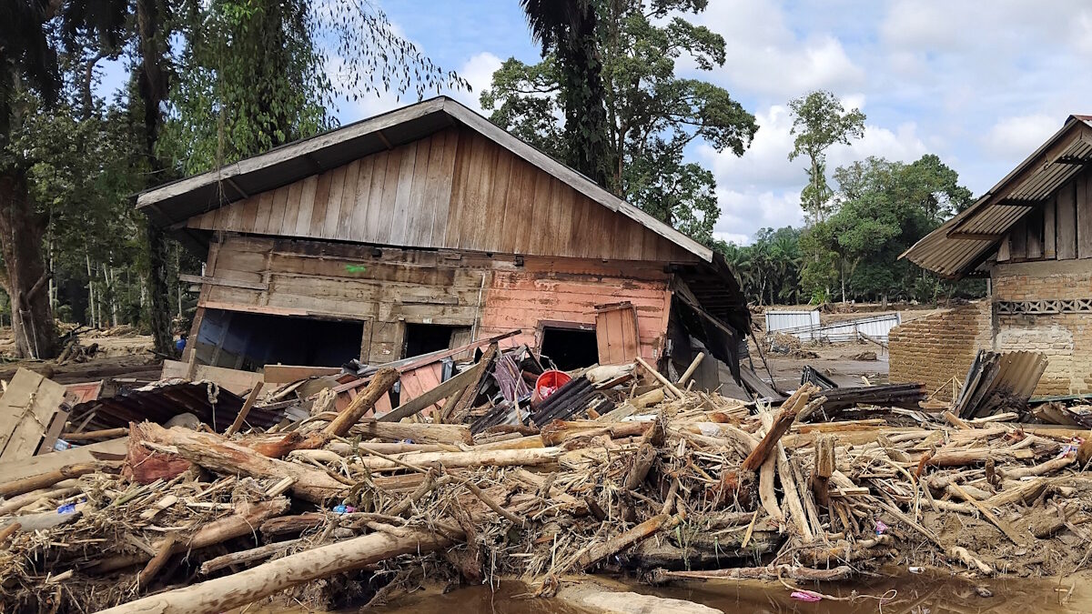 Κορμοί δέντρων και συντρίμμια βρίσκονται μπροστά από ένα κατεστραμμένο σπίτι σε μια περιοχή που επλήγη από θανατηφόρες πλημμύρες μετά από έντονες βροχοπτώσεις στο Μπατάνγκ Τορού, Νότιο Ταπανουλί
