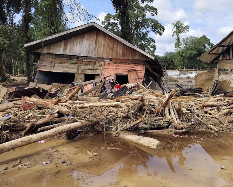 Ινδονησία: Πάνω από 800 οι νεκροί από τις καταστροφικές πλημμύρες – Η σπάνια τροπική καταιγίδα «χτυπά» Μαλαισία και Ταϊλάνδη