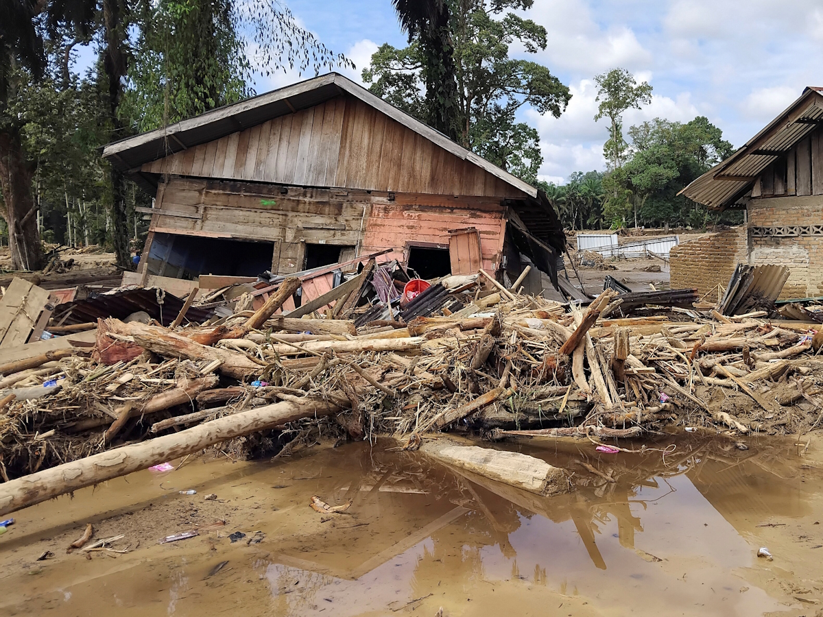 Κορμοί δέντρων και συντρίμμια βρίσκονται μπροστά από ένα κατεστραμμένο σπίτι σε μια περιοχή που επλήγη από θανατηφόρες πλημμύρες μετά από έντονες βροχοπτώσεις στο Μπατάνγκ Τορού, Νότιο Ταπανουλί