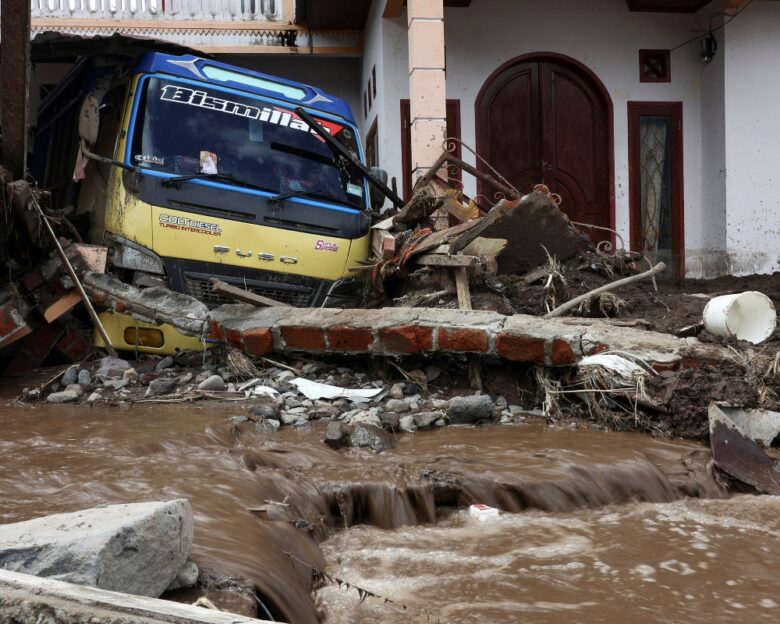 Ινδονησία: Πάνω από 800 οι νεκροί από τις πλημμύρες – Ο συνολικός απολογισμός της καταστροφής είναι πάνω από 1.450 θύματα