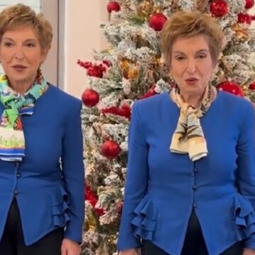 Η Ιωάννα Μάνδρου (δεξιά) και η Χριστίνα Μάνδρου (αριστερά) στα γραφεία του MEGA