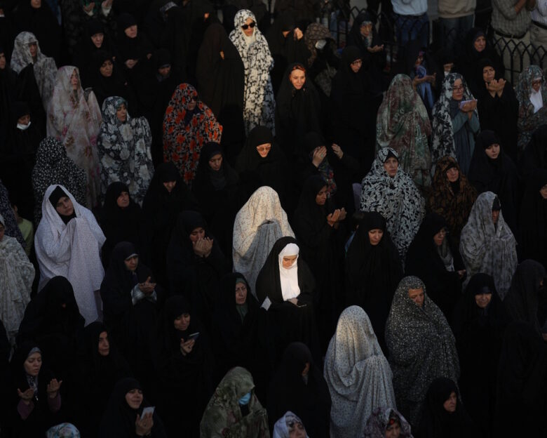 Αλί Χαμενεΐ: «Οι γυναίκες του Ιράν έχουν αποδείξει ότι μια μουσουλμάνα με χιτζάμπ μπορεί να προοδεύσει περισσότερο από άλλες»