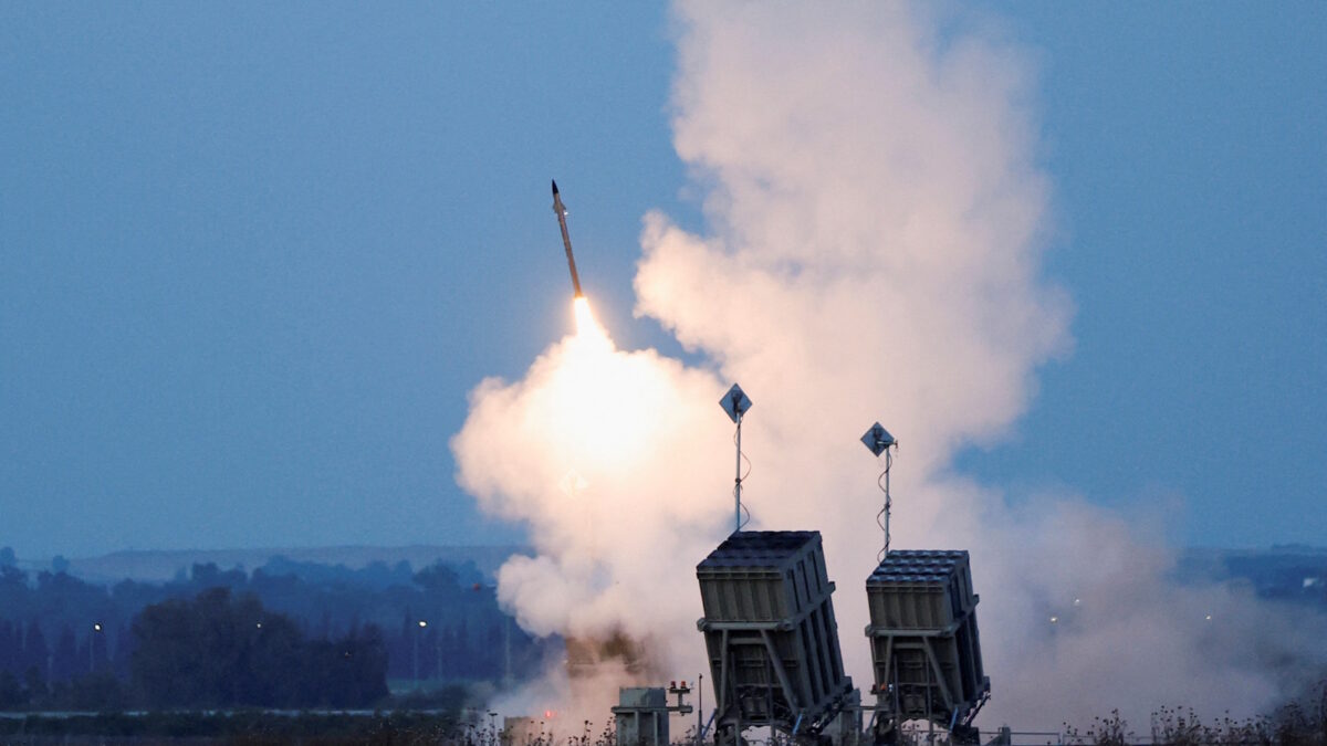 Η στιγμή της εκτόξευσης βλήματος αναχαίτισης από πυραυλικό σύστημα αεράμυνας Iron Dome