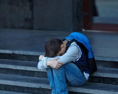 Θεσσαλονίκη: 55χρονη κατηγορείται ότι βίαζε τον γιο της οικιακής βοηθού της από την ηλικία των 9 ετών