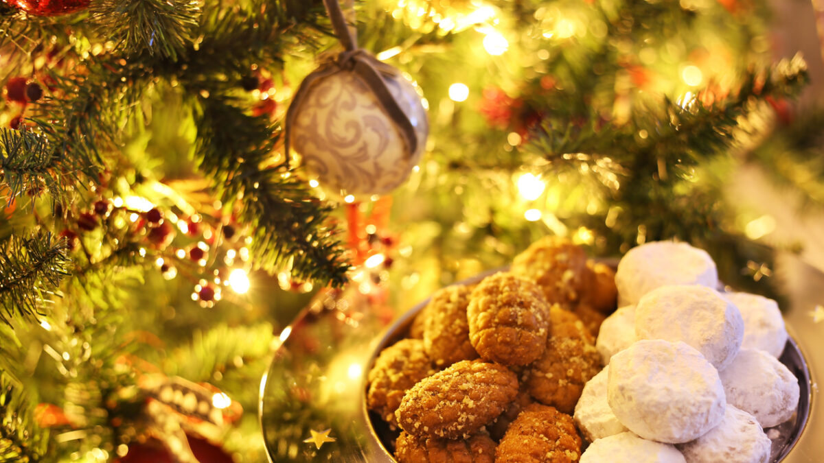 Γλυκές παραδόσεις: Oι κουραμπιέδες και τα μελομακάρονα που αξίζει να δοκιμάσεις και φέτος