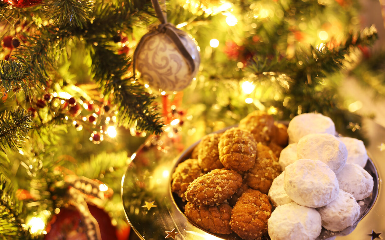 Γλυκές παραδόσεις: Oι κουραμπιέδες και τα μελομακάρονα που αξίζει να δοκιμάσεις και φέτος