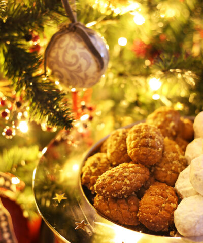 Γλυκές παραδόσεις: Oι κουραμπιέδες και τα μελομακάρονα που αξίζει να δοκιμάσεις και φέτος