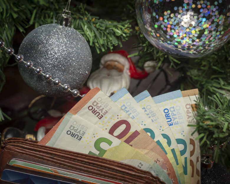 Δώρο Χριστουγέννων 2025: Νωρίτερα φέτος η καταβολή του – Πώς να το υπολογίσετε