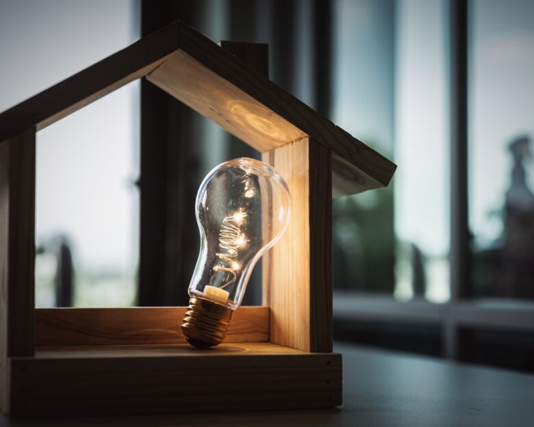 Ευάλωτα νοικοκυριά: Χαμηλότερες τιμές και δωρεάν ενεργειακή αναβάθμιση