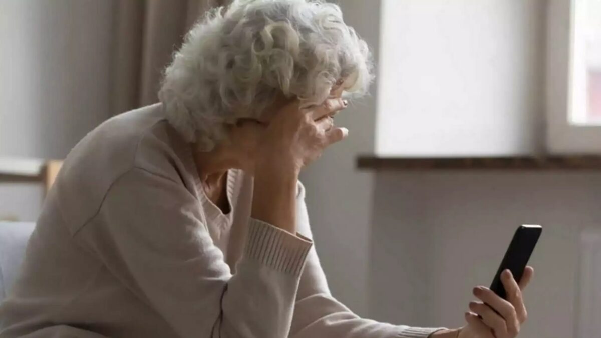 Γυναίκα κρατάει κινητό