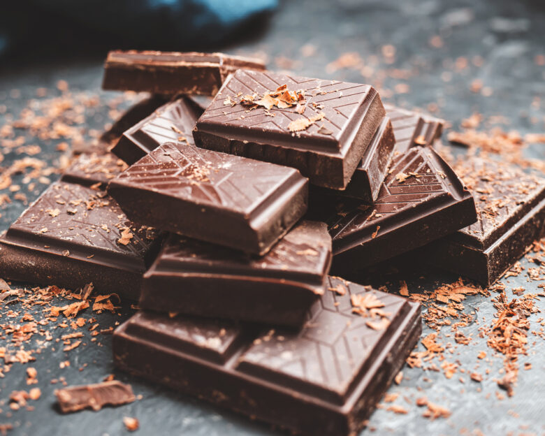 H μαύρη σοκολάτα ενδέχεται να επιβραδύνει τη γήρανση: Τα αποκαλυπτικά ευρήματα για την ουσία θεοβρομίνη