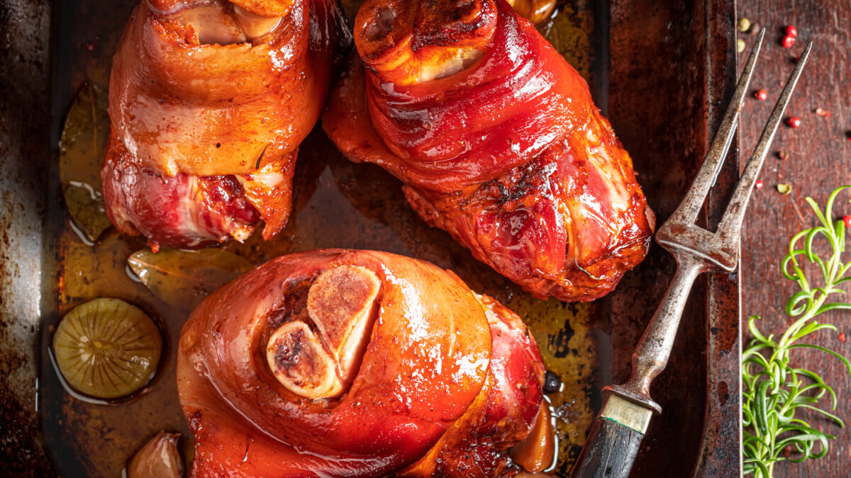 Χοιρινά κότσια στη γάστρα