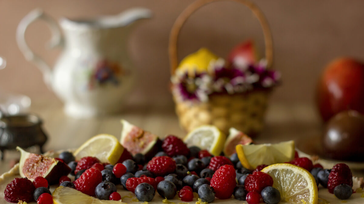 Λεμονογλυκό ψυγείου με φρούτα του δάσους