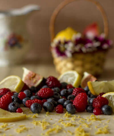 Λεμονογλυκό ψυγείου με φρούτα του δάσους