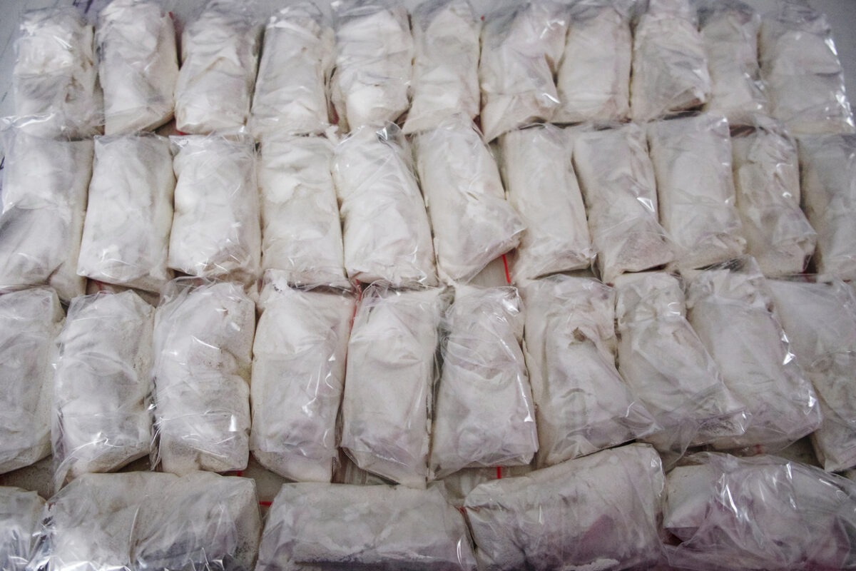 A large number of transparent sachets filled with white powder. White powder packaged in small sachets.