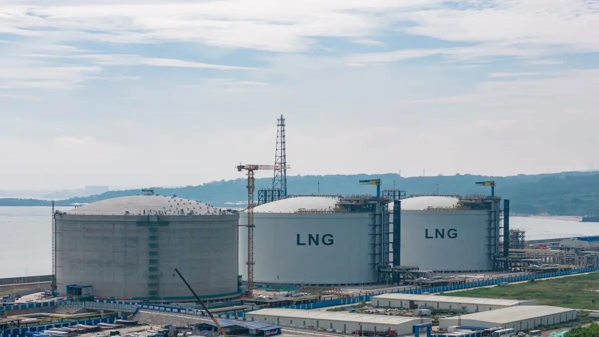 Large LNG storage tanks