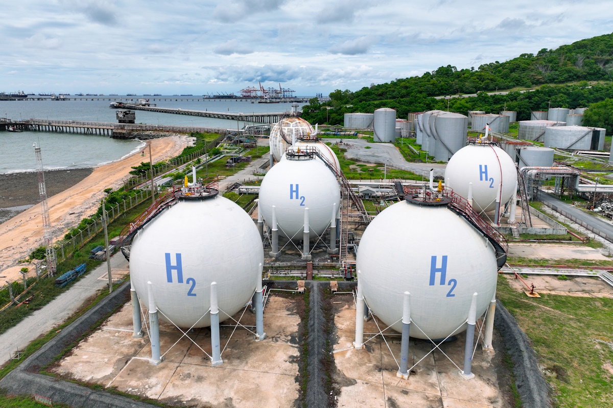 Green hydrogen storage facility with industrial H2 gas tanks in sustainable energy plant. Zero emission technology for clean energy production. Sustainable energy infrastructure and clean power.