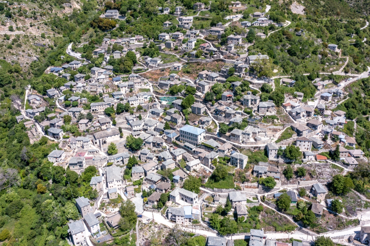 Αεροφωτογραφία του παραδοσιακού οικισμού των Συρράκων με πέτρινα σπίτια και καλντερίμια