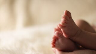 Θρίλερ με μωρό 5 μηνών που ξεψύχησε στο κρεβάτι των γονέων του – «Ξυπνήσαμε και βρήκαμε την μικρή παγωμένη»