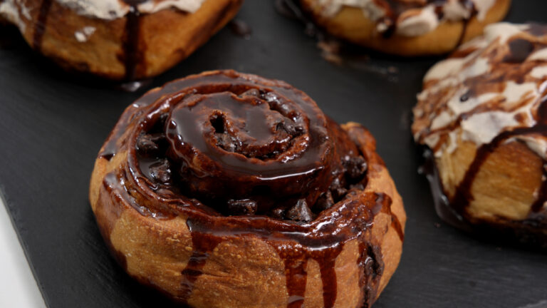 Ρολά κανέλας με σοκολάτα