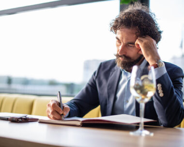 Από τα αστέρια και τα κλειδιά στο κρασί: πώς ο Οδηγός Michelin αλλάζει τους κανόνες του παιχνιδιού