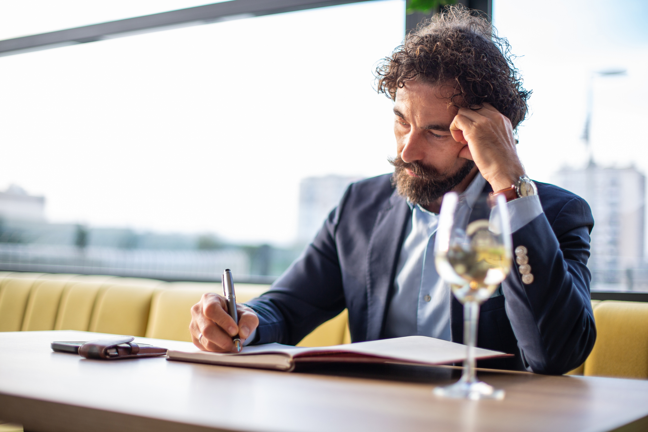 Από τα αστέρια και τα κλειδιά στο κρασί: πώς ο Οδηγός Michelin αλλάζει τους κανόνες του παιχνιδιού