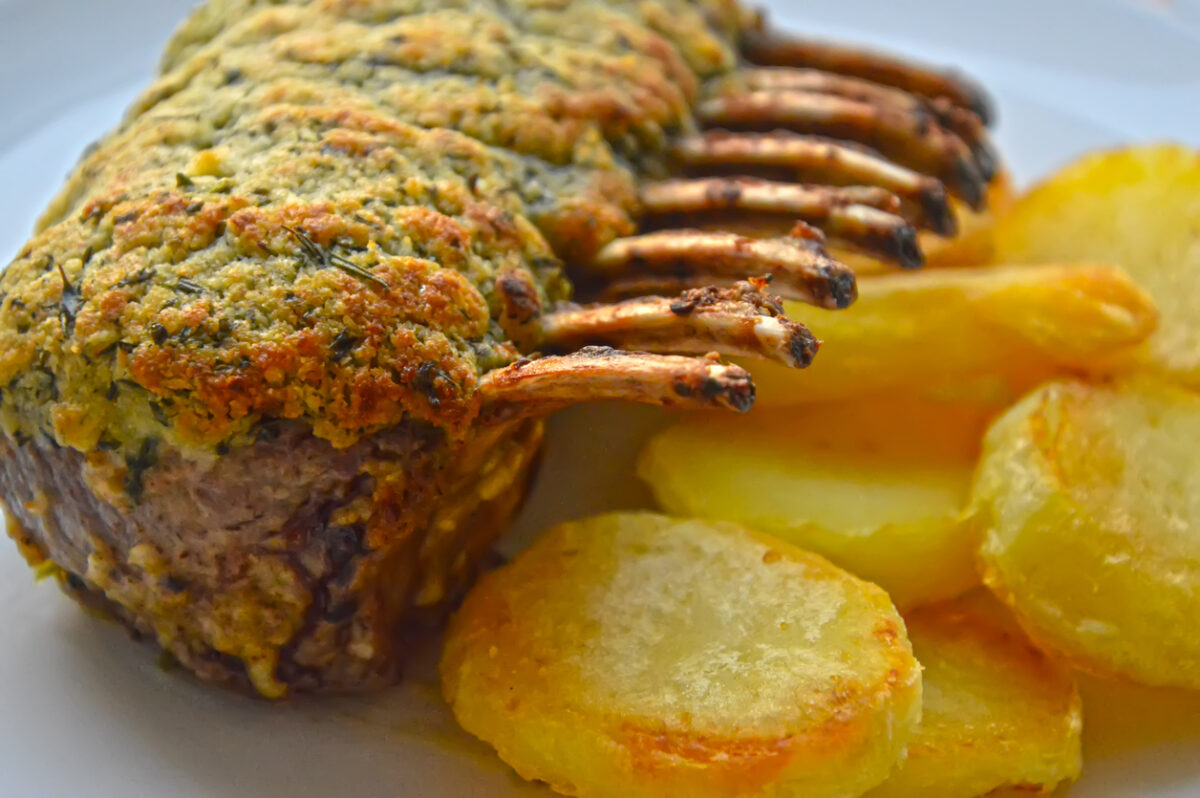 Κατσικάκι με κρούστα γιαουρτιού