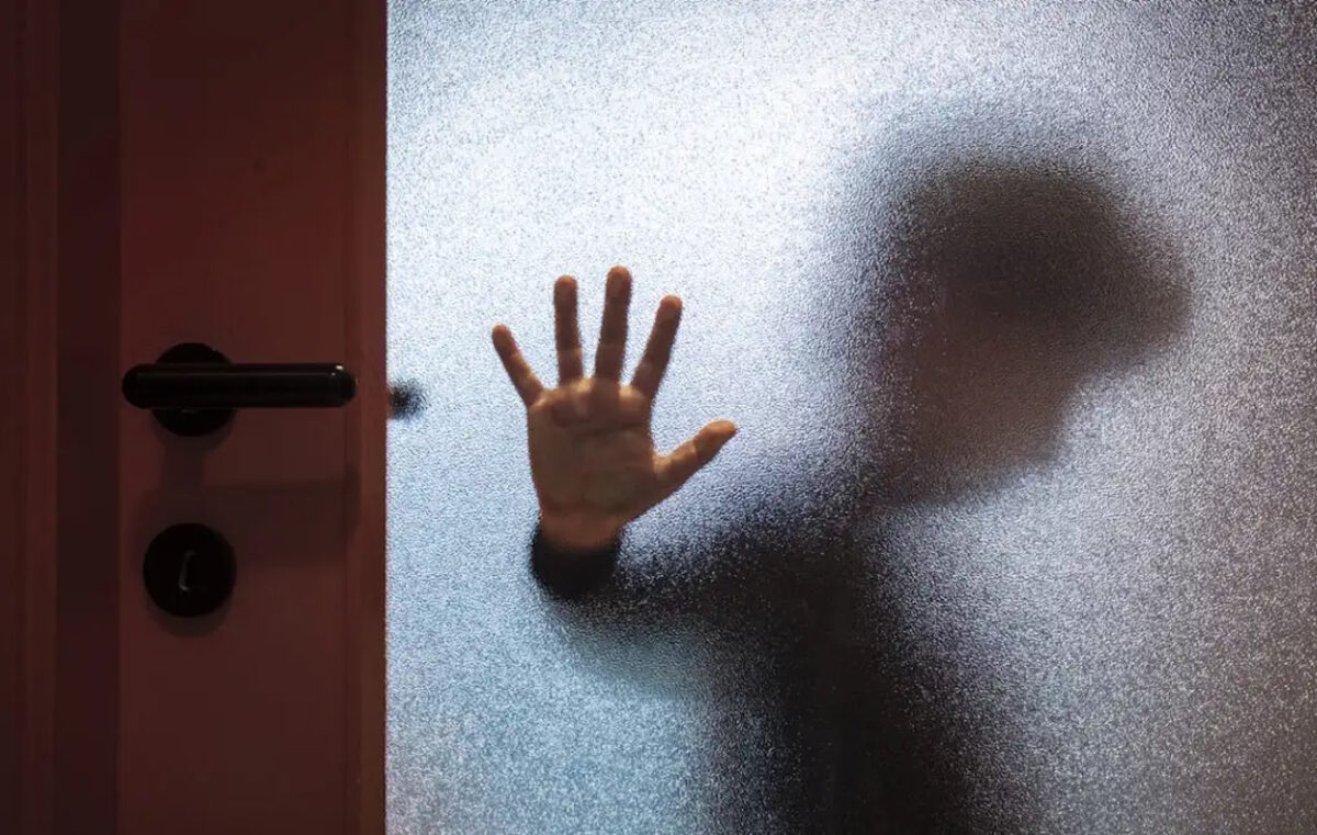 Στη δημοσιότητα οι φωτογραφίες και τα στοιχεία του 20χρονου που μαζί με τον φίλο του, ασελγούσαν στα ανίψια του ηλικίας 2 και 4 ετών