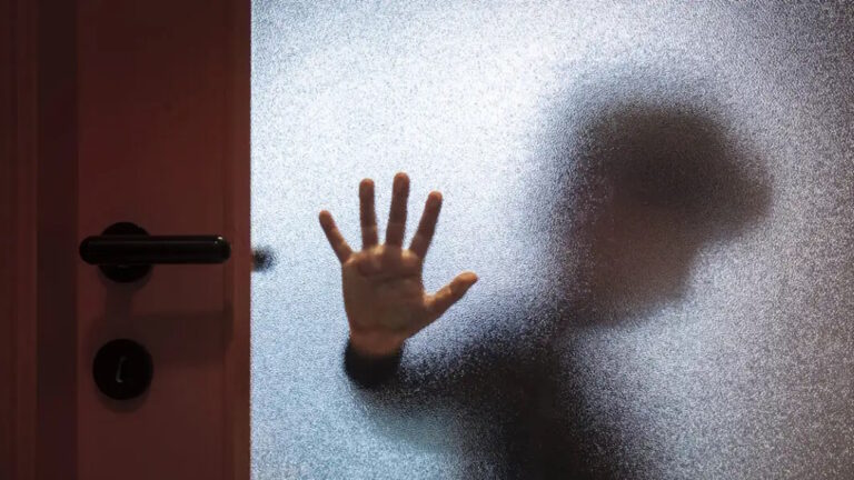 Στη δημοσιότητα οι φωτογραφίες και τα στοιχεία του 20χρονου που μαζί με τον φίλο του, ασελγούσαν στα ανίψια του ηλικίας 2 και 4 ετών