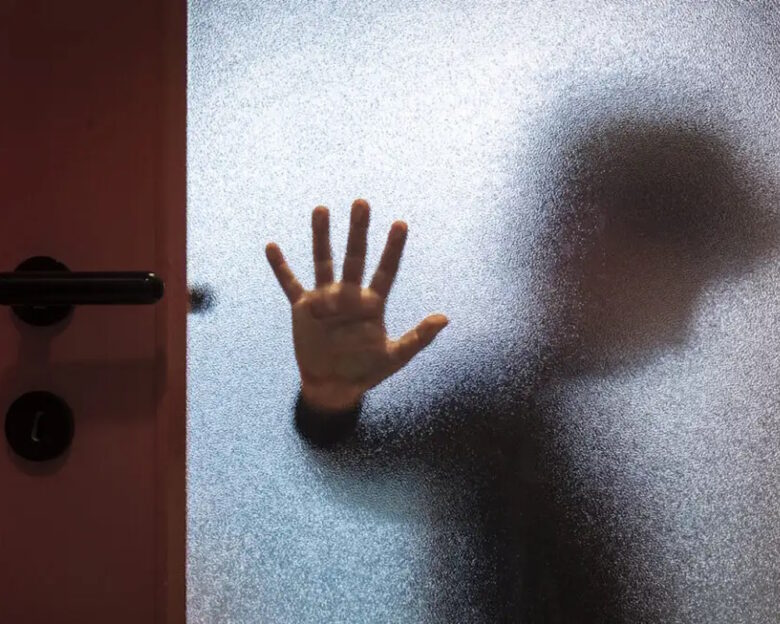 Στη δημοσιότητα οι φωτογραφίες και τα στοιχεία του 20χρονου που μαζί με τον φίλο του, ασελγούσαν στα ανίψια του ηλικίας 2 και 4 ετών