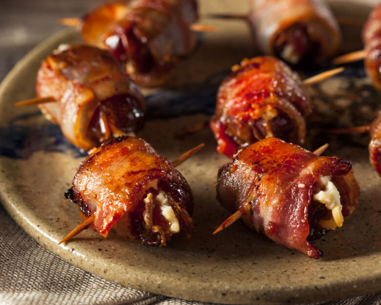 Συνταγή για χουρμάδες γεμιστούς με μπλε τυρί και καρύδια, τυλιγμένοι με μπέικον