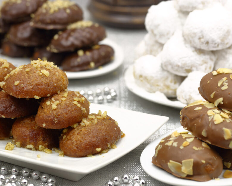 Συνταγή για μελομακάρονα με επικάλυψη σοκολάτας και καρύδια