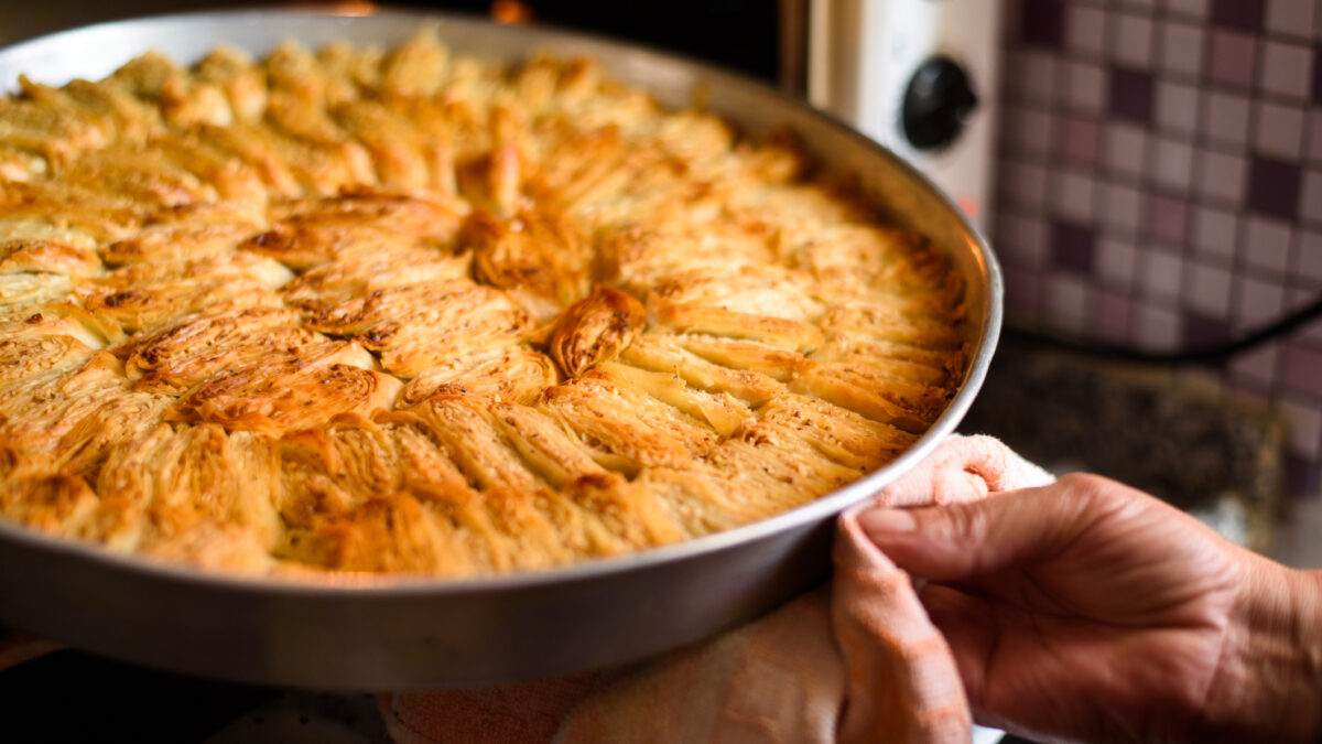 Νηστίσιμη πατατόπιτα με φύλλο κρούστας
