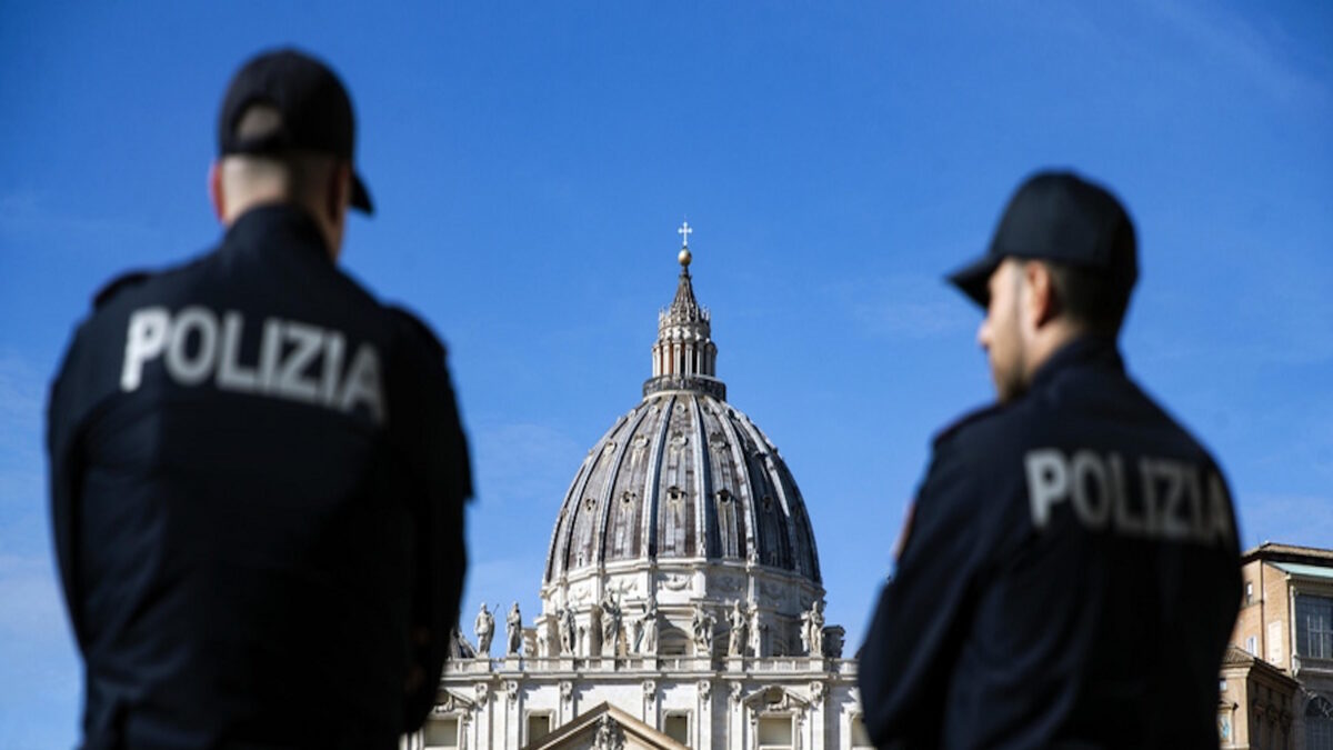 Ιταλοί αστυνομικοί με φόντο το Βατικανό