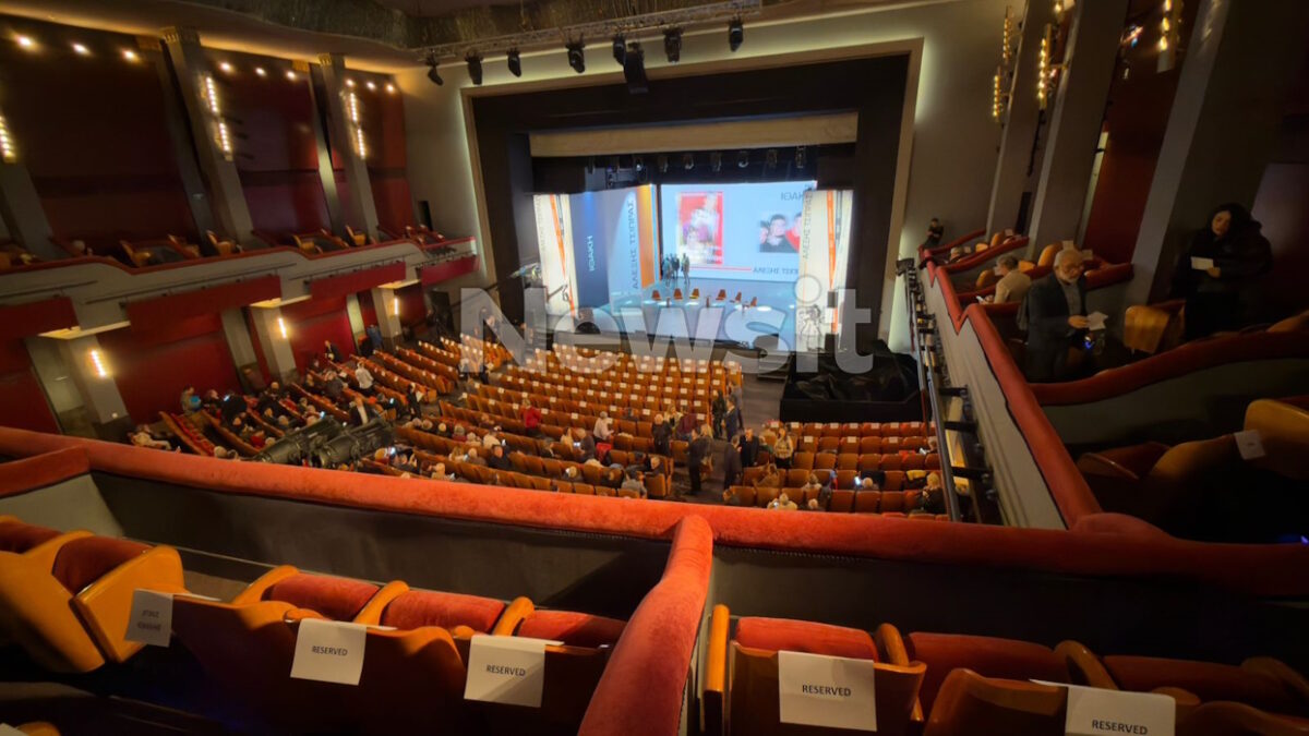 Ο Αλέξης Τσίπρας παρουσιάζει το βιβλίο του «Ιθάκη»