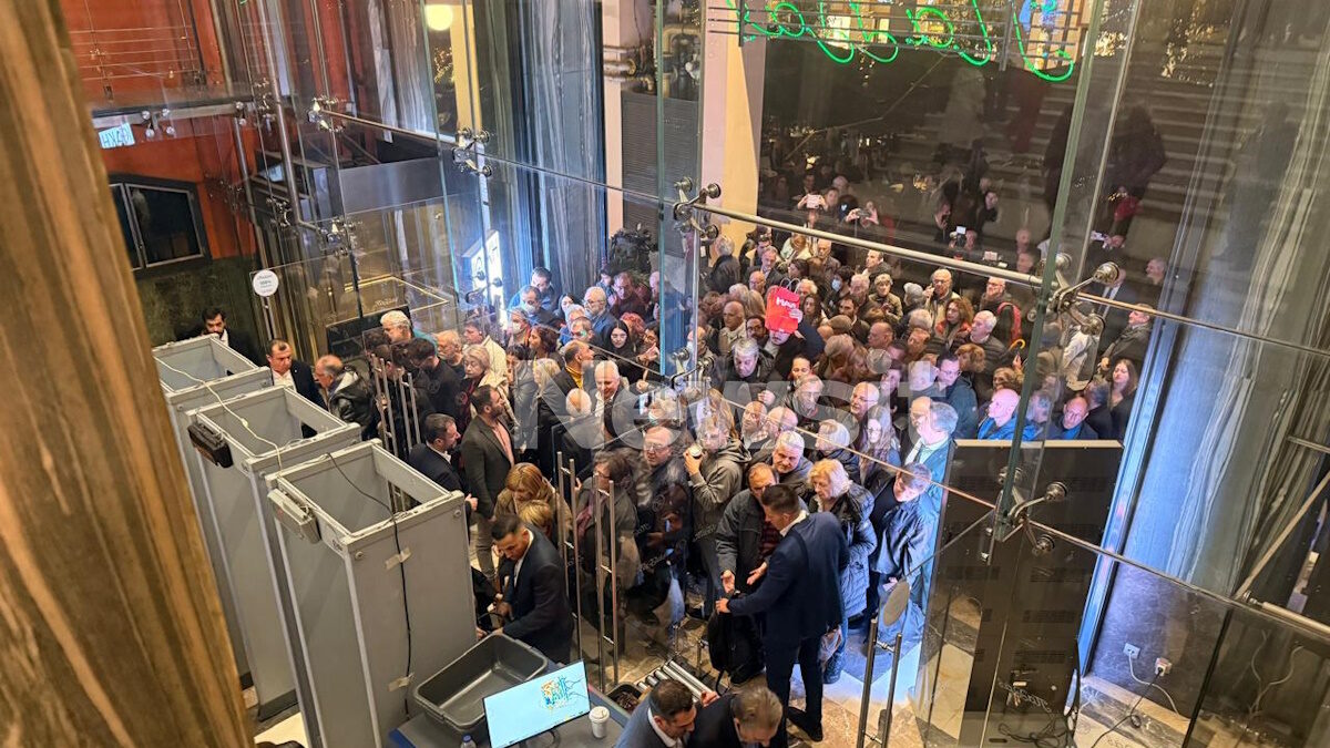 Ιθάκη: Κοσμοπλημμύρα έξω από το Παλλάς για την παρουσίαση του βιβλίου του Αλέξη Τσίπρα