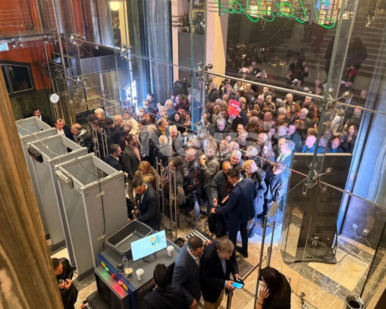 Ιθάκη: Κοσμοπλημμύρα έξω από το Παλλάς για την παρουσίαση του βιβλίου του Αλέξη Τσίπρα