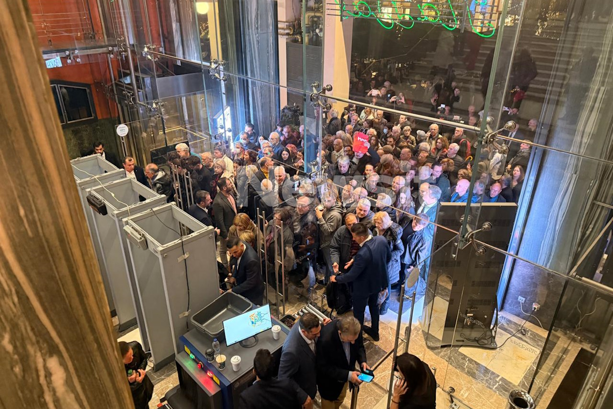 Ιθάκη: Κοσμοπλημμύρα έξω από το Παλλάς για την παρουσίαση του βιβλίου του Αλέξη Τσίπρα