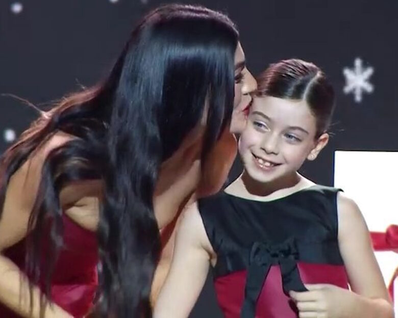 Όσα είδαμε στα MadWalk 2025: Ξεχώρισε η στιγμή που η Ήβη Αδάμου εμφανίστηκε στη σκηνή με την κόρη της