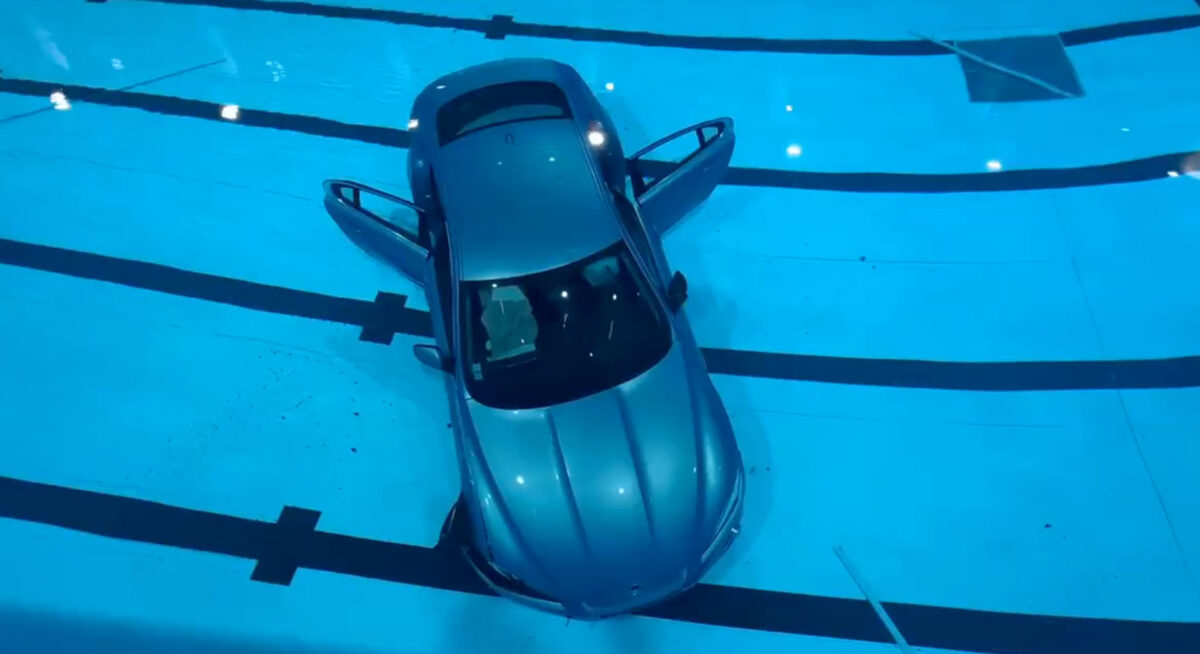 Πάτησε γκάζι αντί για φρένο και η Jaguar βρέθηκε στον πάτο της πισίνας