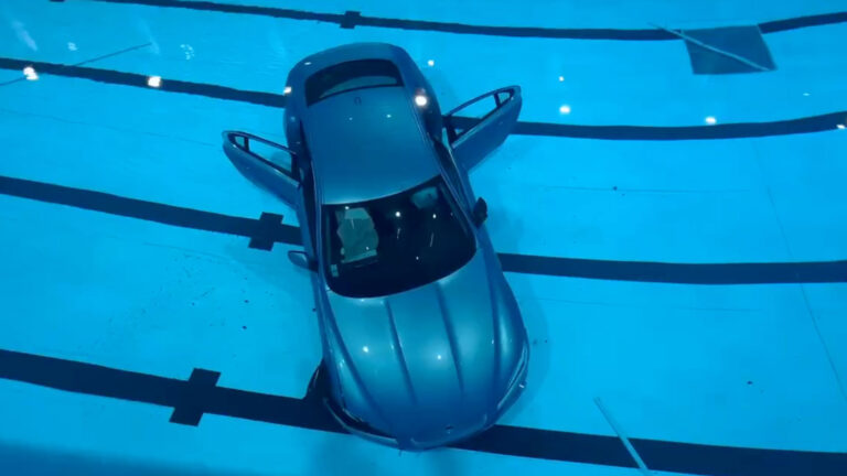 Πάτησε γκάζι αντί για φρένο και η Jaguar βρέθηκε στον πάτο της πισίνας