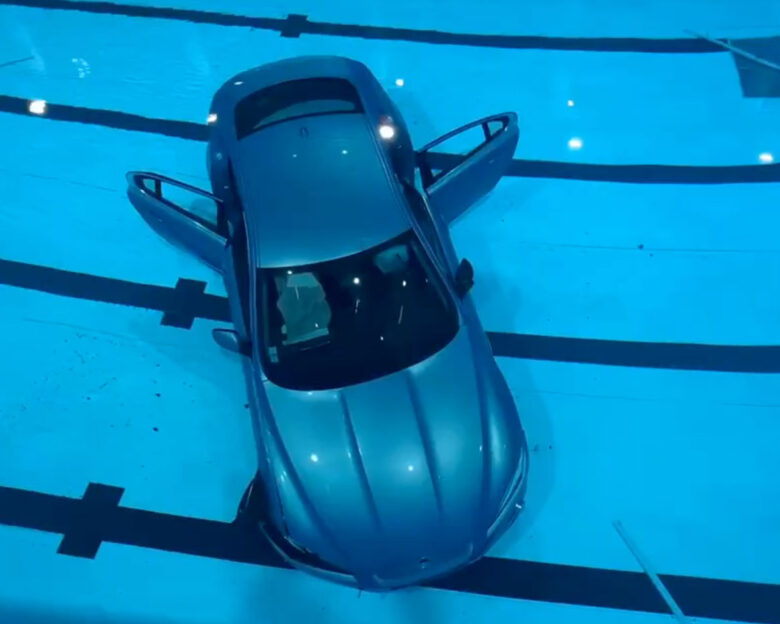 Πάτησε γκάζι αντί για φρένο και η Jaguar βρέθηκε στον πάτο της πισίνας