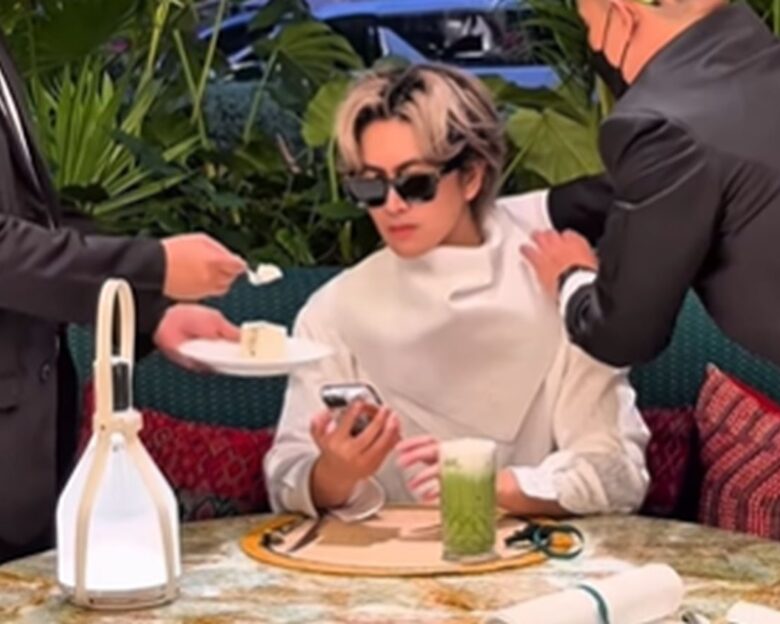 Jay Ma: Ο influencer που τον ταΐζουν στο στόμα και οι φήμες ότι είναι «γιος του πλουσιότερου Κινέζου»