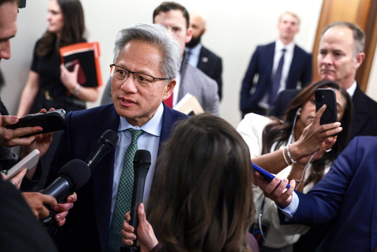 Nvidia founder and CEO Jensen Huang arrives for a meeting with the Senate Banking Committee on Capitol Hill in Washington Τζένσεν Χουάνγκ