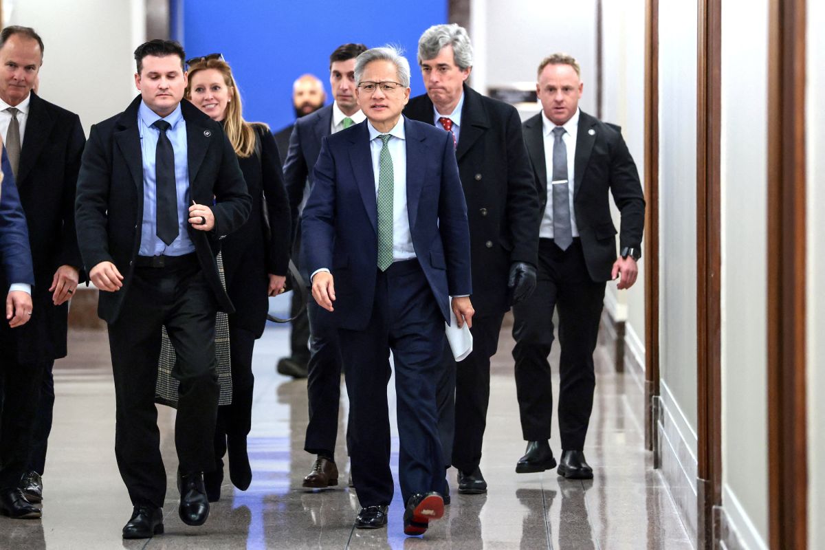 Nvidia founder and CEO Jensen Huang arrives for a meeting with the Senate Banking Committee on Capitol Hill in Washington Τζένσεν Χουάνγκ