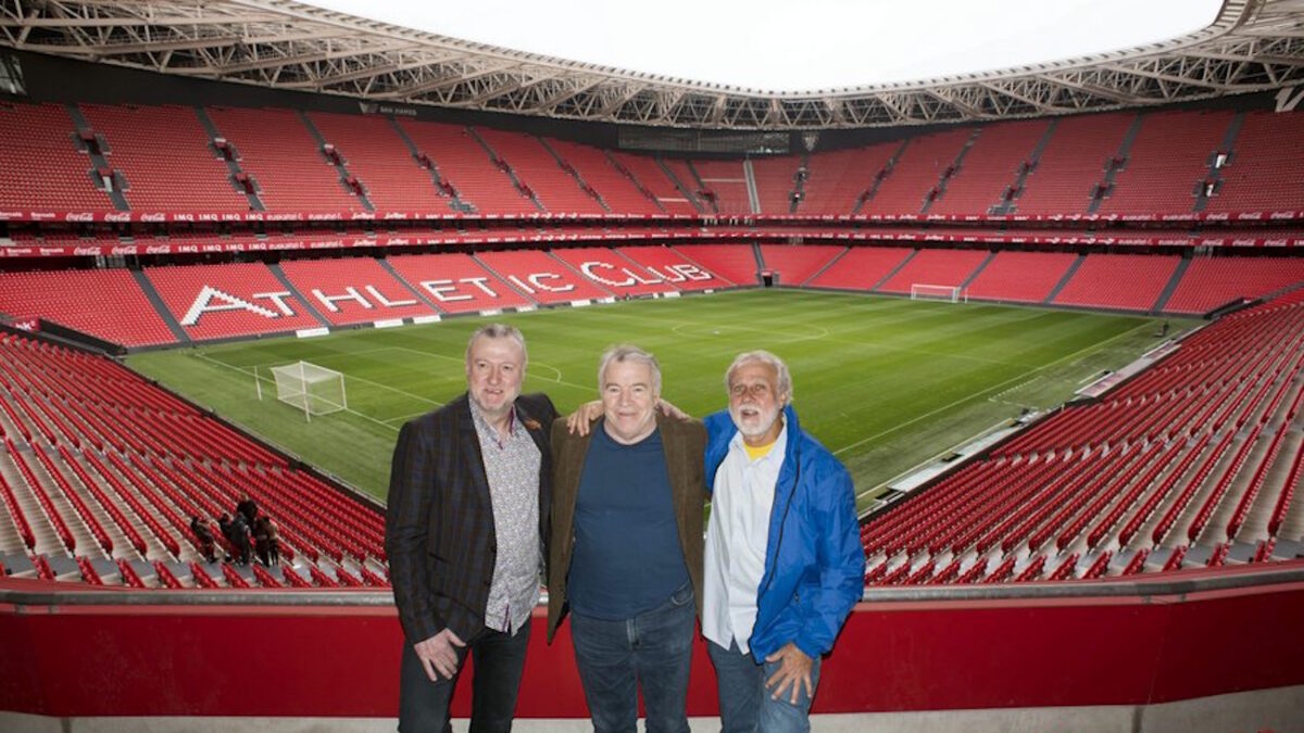 O Τζον Ρόμπερτσον ανάμεσα στους Αλφινσίνιο και Γκάρι Μπιρτλς (EPA