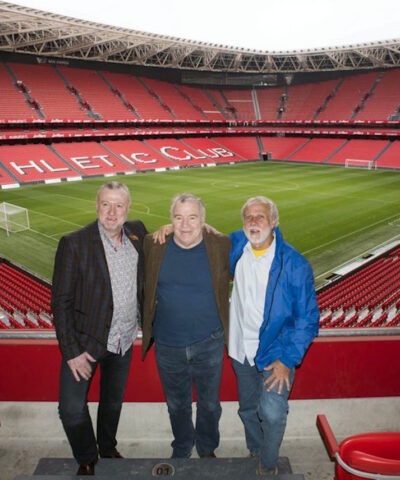 O Τζον Ρόμπερτσον ανάμεσα στους Αλφινσίνιο και Γκάρι Μπιρτλς (EPA